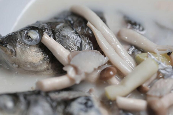 杂菇鲫鱼汤的做法 如何做鲫鱼汤