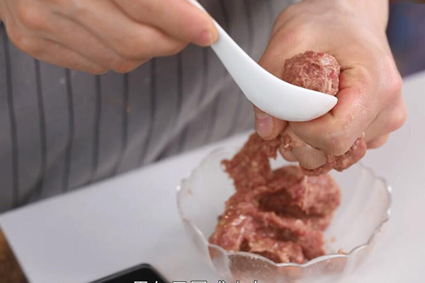 肉丸子怎么做 炸牛肉丸子的做法