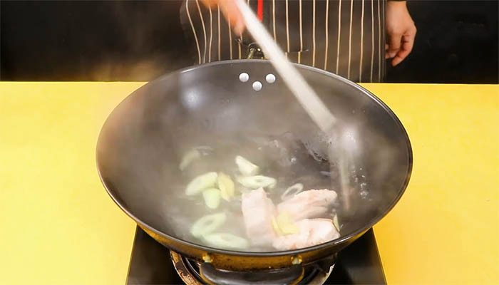 西芹豆干回锅肉的做法 西芹豆干回锅肉怎么做
