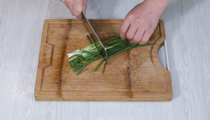 豆腐皮怎么做好吃 葱油豆腐皮的做法