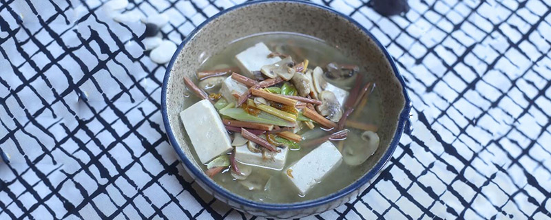 口蘑蕨菜汆豆腐的做法 豆腐怎么做好吃