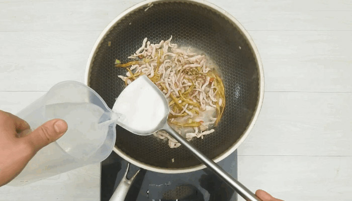 黄花菜炒肉丝的做法 肉丝黄花菜的家常做法