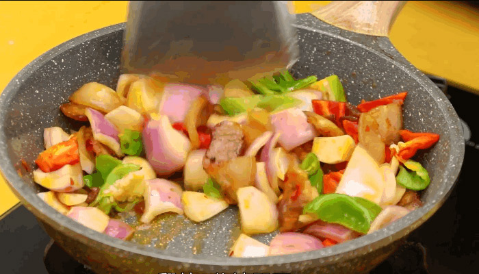洋葱回锅肉的做法 洋葱回锅肉怎么做