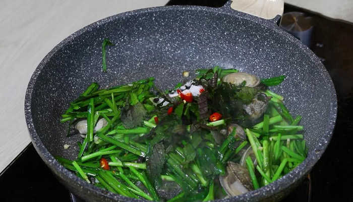 韭菜花炒花甲肉的做法 炒花甲怎么做
