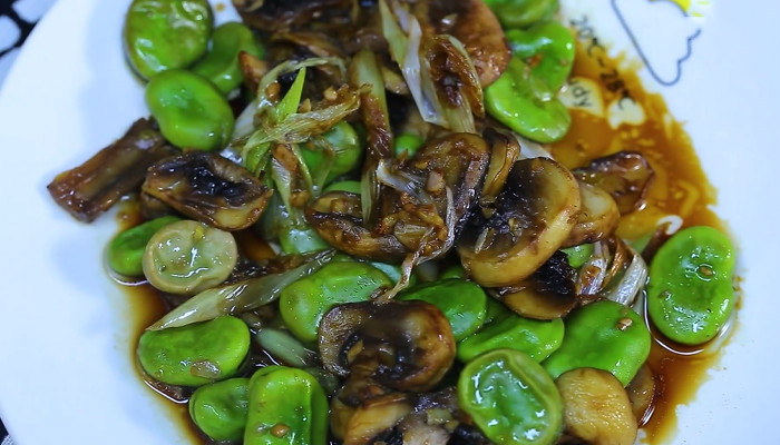 蚕豆炒什么好吃 蚕豆炒蘑菇的做法