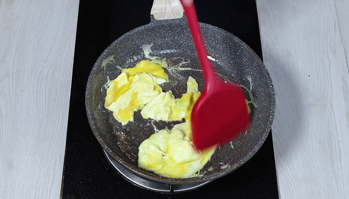 鸡蛋炒蚕豆米的做法 鸡蛋炒蚕豆米怎么做