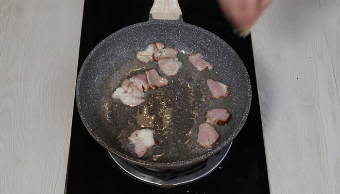 腊肉焖饭的做法 电饭锅做腊肉焖饭