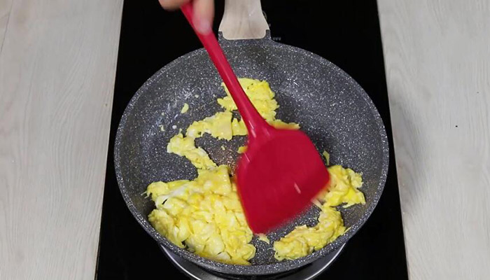 榨菜蛋炒饭的做法 蛋炒饭加榨菜怎么做