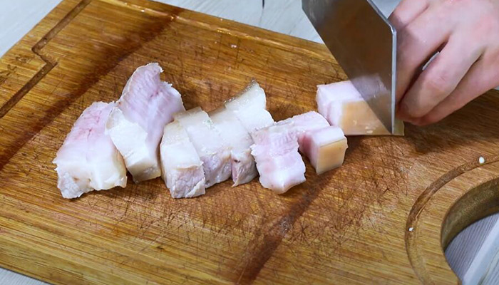 菱角红烧肉怎么做 正宗红烧肉的做法