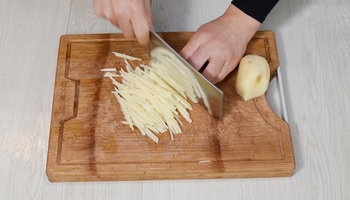 怎么做青椒土豆丝 油焖青椒土豆丝的做法