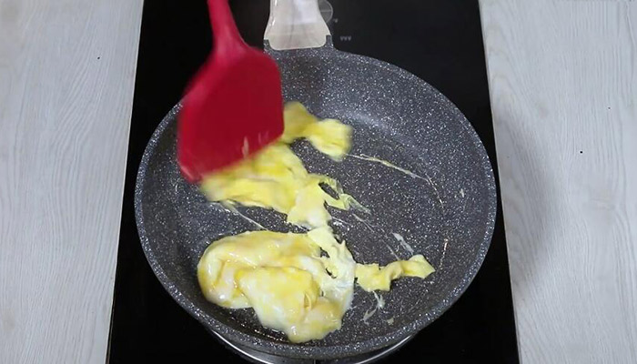 鸡蛋炒粉皮的做法 如何鸡蛋炒粉皮
