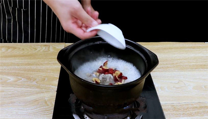排骨汤和什么菜搭配 鱼肚排骨汤的做法