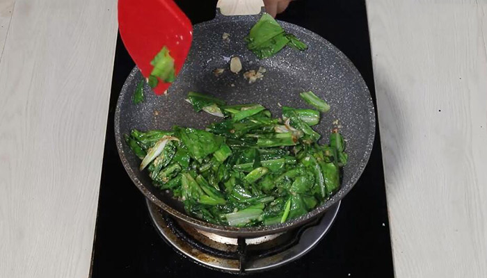清炒油麦菜怎么炒好吃 清炒油麦菜的做法