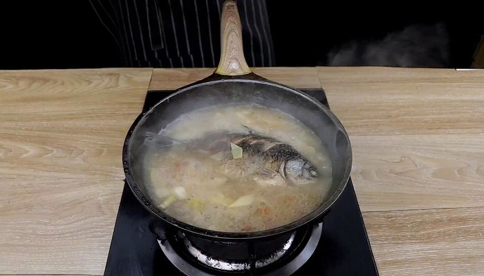 清炖鲫鱼汤最简单做法 怎么做清炖鲫鱼汤