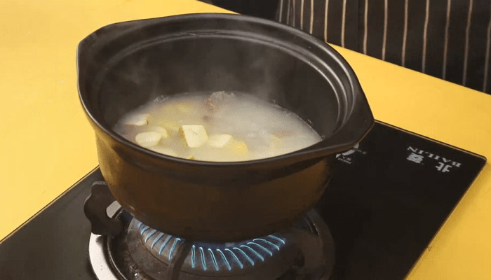 牛骨汤的家常做法 板栗牛骨头汤的做法