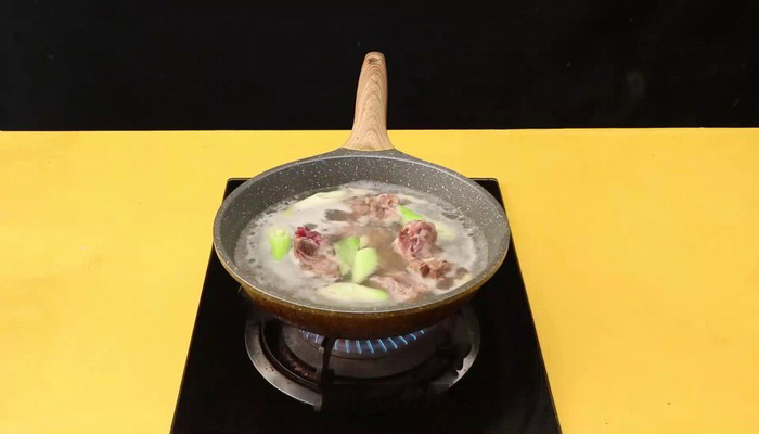 野生菌牛骨汤的做法 野生菌牛骨汤怎么做