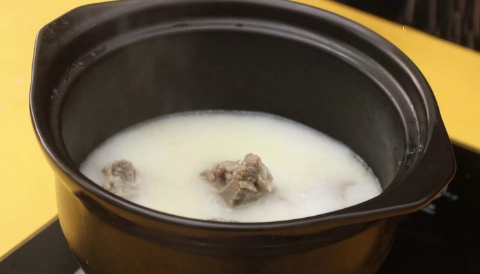 用什么煲牛骨汤好喝 奶香牛骨汤的做法