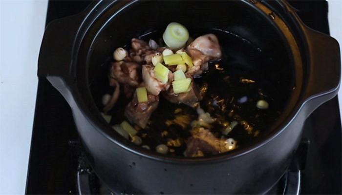 莲子炖鸡汤怎么做 莲子炖鸡汤的做法