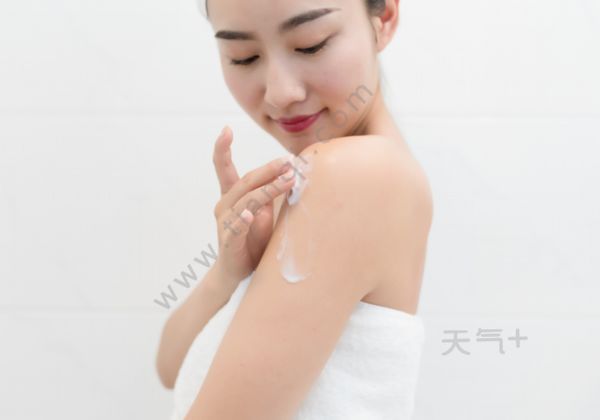 男生洗完澡会用身体乳么(洗完澡可以直接用身体乳吗)