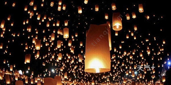 活动有中元普渡,祭祖,烧纸,焚香燃炮,祭祀土地,祈丰收,吃鸭,跳天灯等