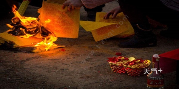 的节日习俗,但是中元节大致的节日习俗有放河灯,祭祖,祀亡魂,焚纸锭等