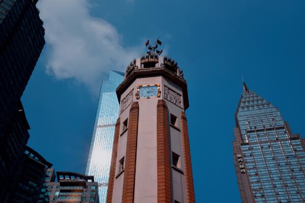 重庆解放碑上面的钟是什么牌子？