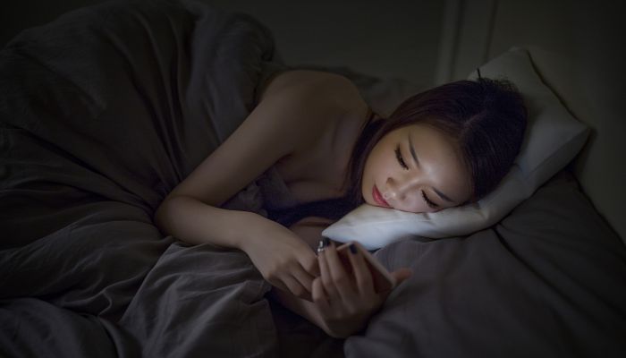 近七成晚睡是因为手机 晚睡的原因终于找到了