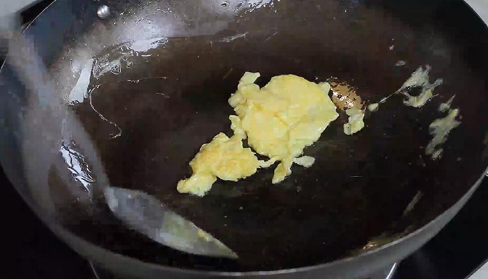 鸡蛋炒培根的做法 鸡蛋炒培根怎么做好吃