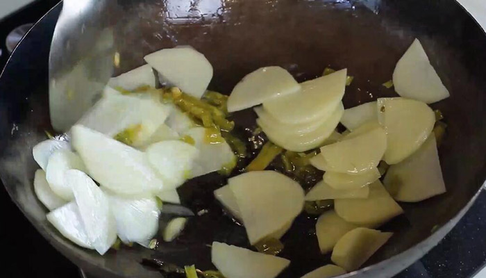 炒酸菜土豆片的做法 土豆片怎么炒好吃