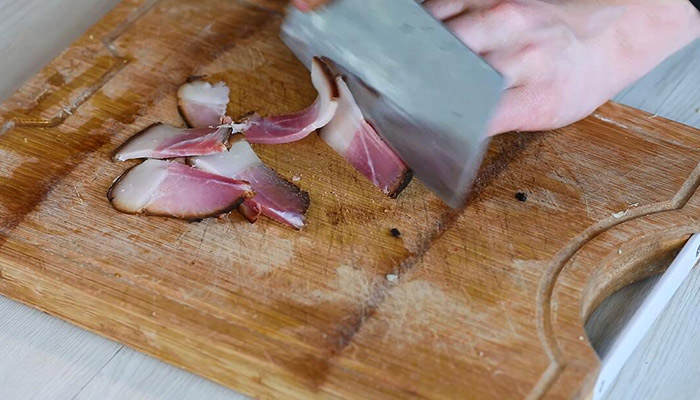 炒腊肉怎么做好吃 杏鲍菇炒腊肉的做法