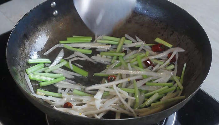 芹菜怎么炒好吃 芹菜炒藕丝的家常做法