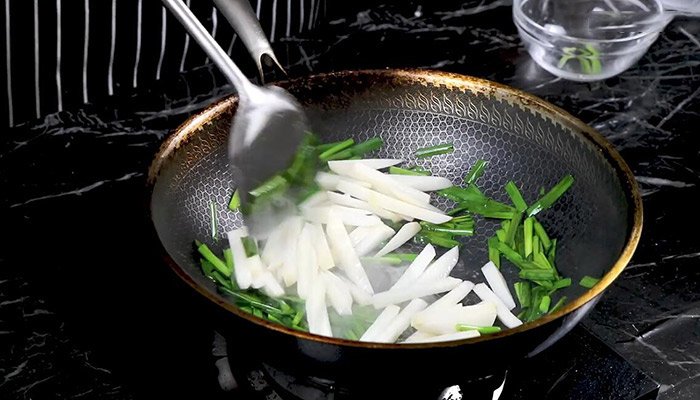 韭菜怎么炒好吃 韭菜炒芋干的做法