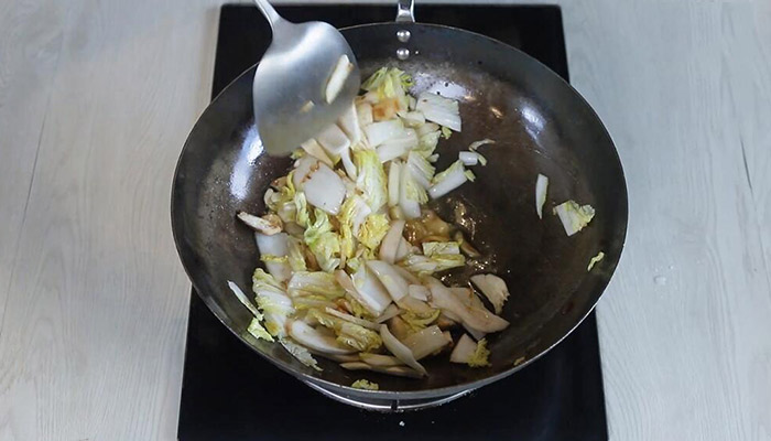 大白菜怎么做好吃 杏鲍菇烩白菜的做法